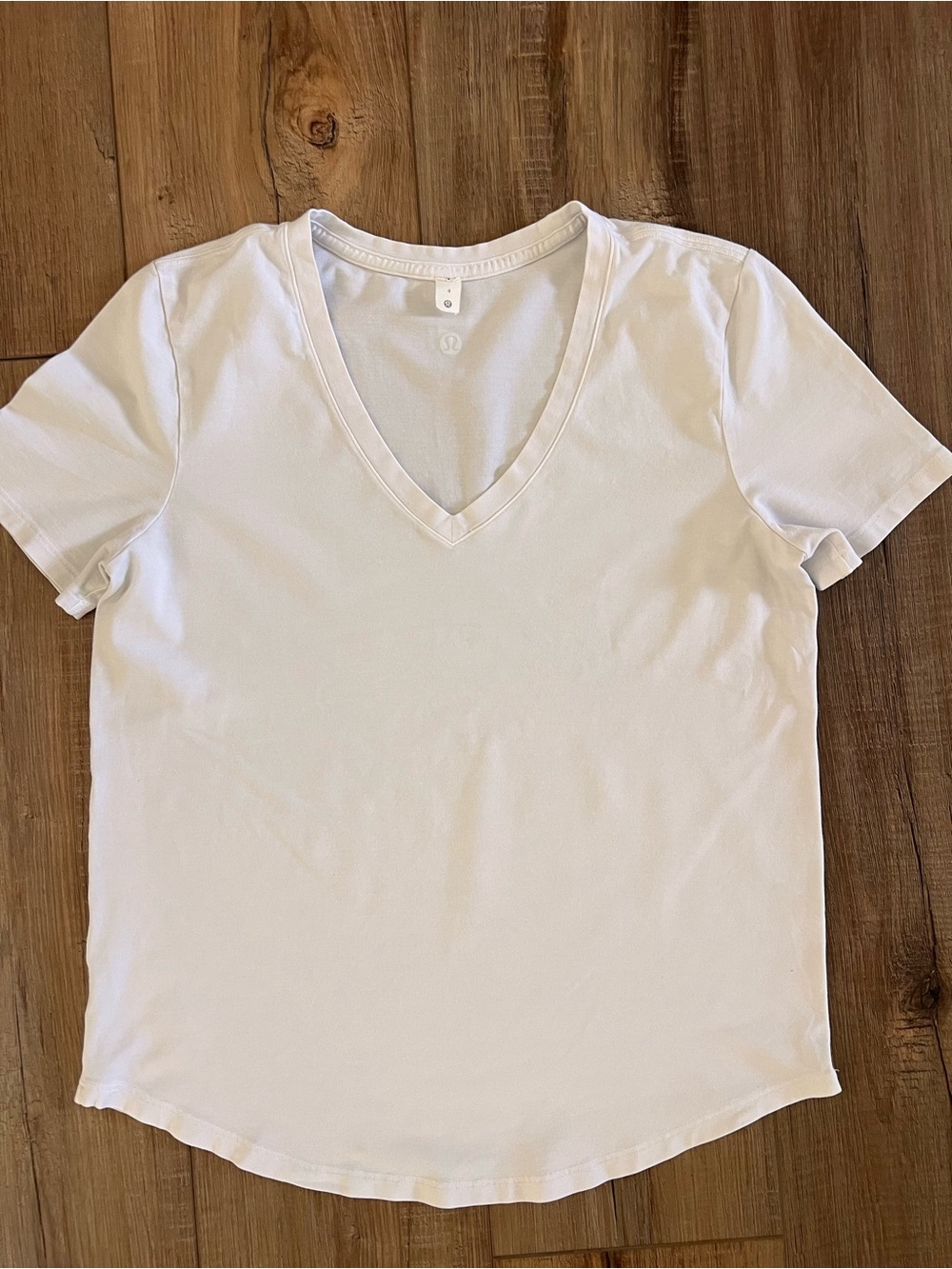 Lululemon Women's White V-Neck Short Sleeve Love II Pullover T-Shirt Size 4